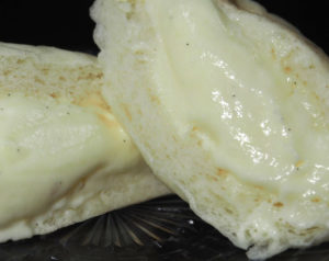 白いクリームパン